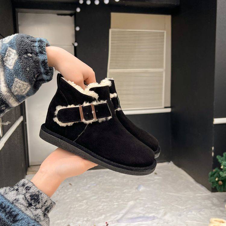 Suede Winter Boots with Strap - Black